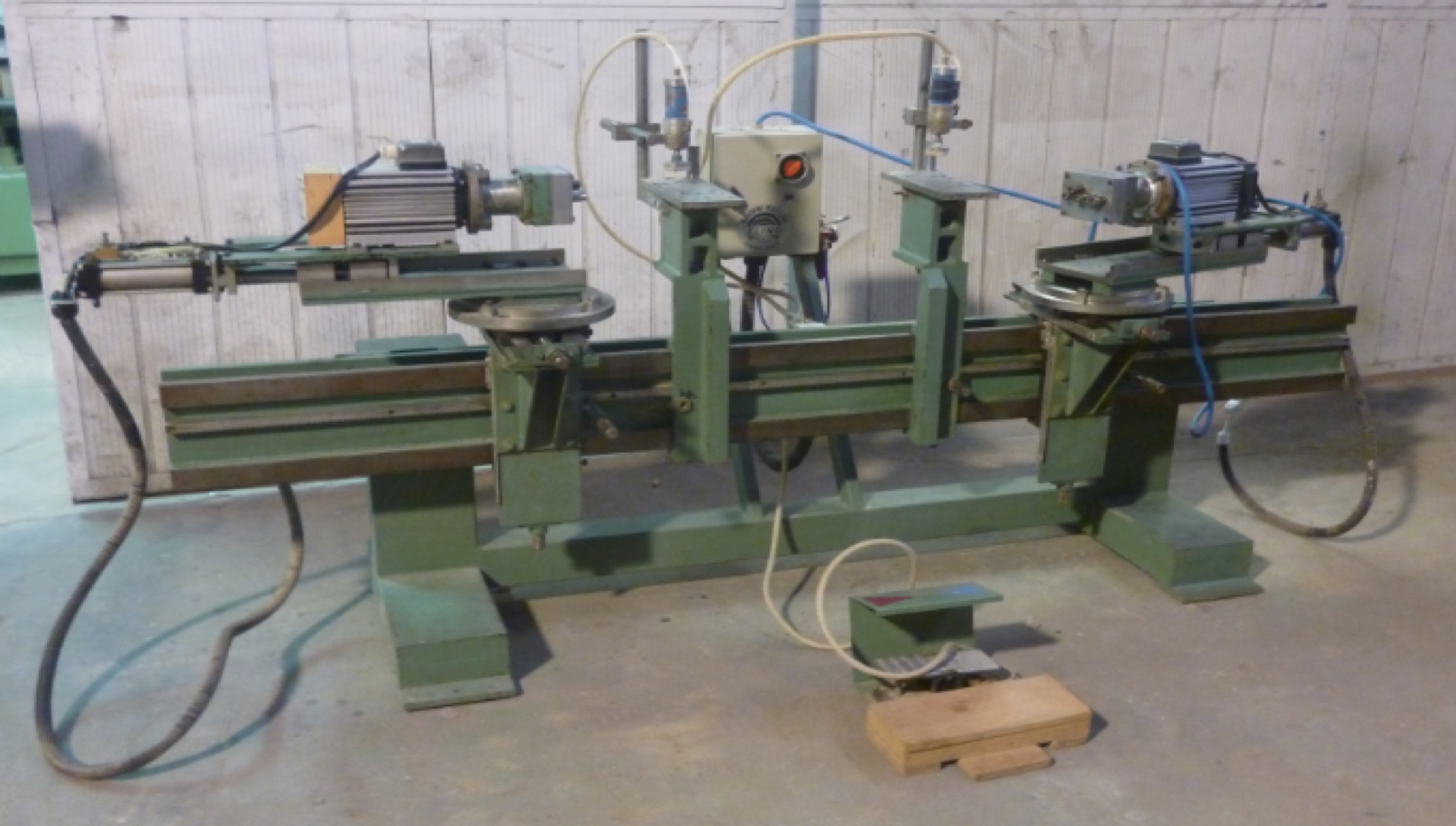 Masina pentru gauri multiple in capete ELIND